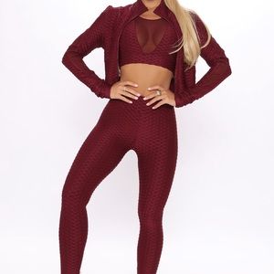 Incredible textured athletic set! Rich color!